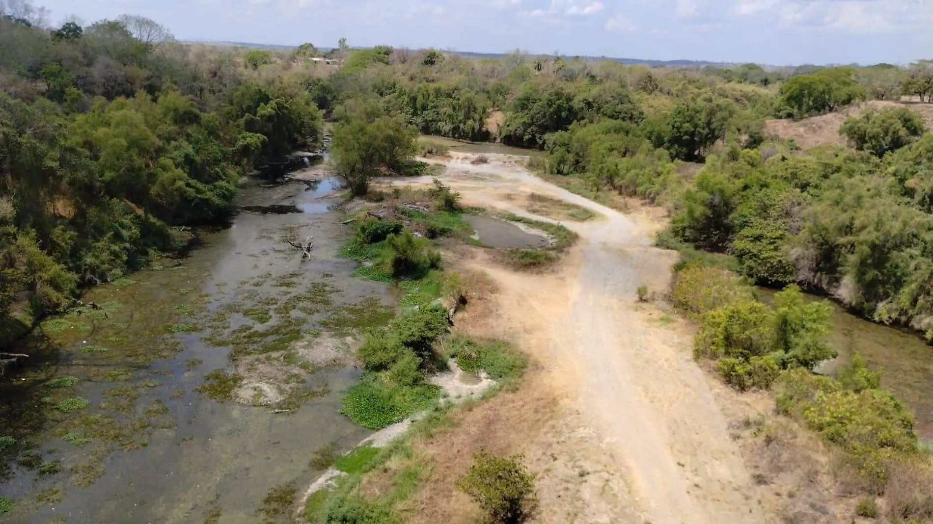 Se trata de una fosa para almacenar agua con medidas 100 metros de ancho por 10 alto y de profundidad y por 50 de largo